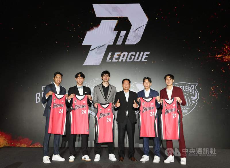 台灣職籃P. LEAGUE+ 12日晚在台北舉辦選秀會,高雄17直播鋼鐵人隊依序選進虎尾科大馬克斯(左3)、政大莊朝勝(右2)及王凱裕(左)、台科大汪哲宇(左2)、台師大林心翔(右)及高師大朱育君,出席選手現場與鋼鐵人總教練邱大宗(右3)合影。中央社記者張新偉攝 113年7月12日