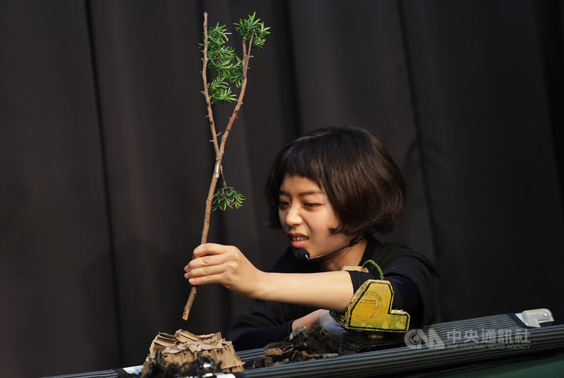首屆「國際偶戲職人學校」畢業作品以「動態偶藝博物館」概念串聯,主題為「偶遇 偶與我」,7月起北中南展開巡演。台灣劇本創作者郭品辰(圖)12日在台北偶戲館為作品「施工中敬請期待」進行彩排。中央社記者裴禛攝 113年7月12日