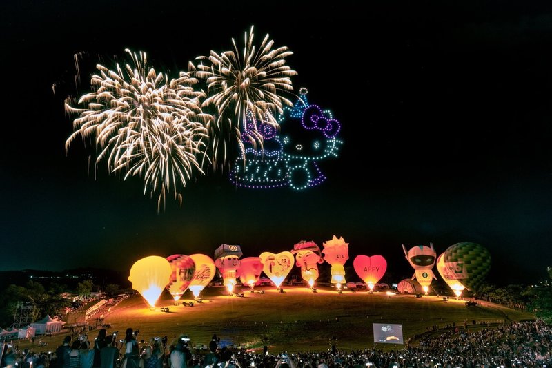 台東熱氣球嘉年華首場結合無人機、煙火表演的光雕音樂會，11日晚間在鹿野鄉熱氣球場地登場，吸引逾2萬5000名民眾同歡。（台東縣政府提供）中央社記者盧太城台東傳真  113年7月12日