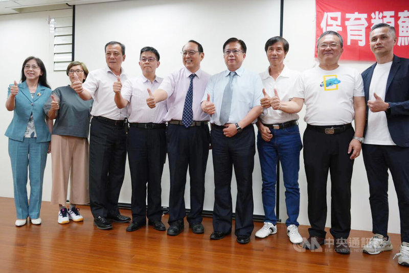 龍佃海洋生物科技公司攜手屏東科技大學水產養殖系共同研究瀕危蘇眉魚復育與繁殖，2023年人工養殖場孵化近3000條魚苗，12日對外發表成果，農業部次長黃昭欽（右4）、龍佃海洋生物科技公司董事長戴昆財（右3）、中華民國自然生態保育協會理事長鄭明修（右2）等人出席。中央社記者黃郁菁攝 113年7月12日