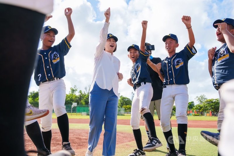 屏東縣大平玉田棒球聯隊7月底將代表台灣參加美國貝比魯斯聯盟U12世界少棒錦標賽，屏東縣長周春米（白衣）特別到大平國小為代表隊送上祝福。（屏東縣體育發展中心）中央社記者黃郁菁傳真  113年7月12日