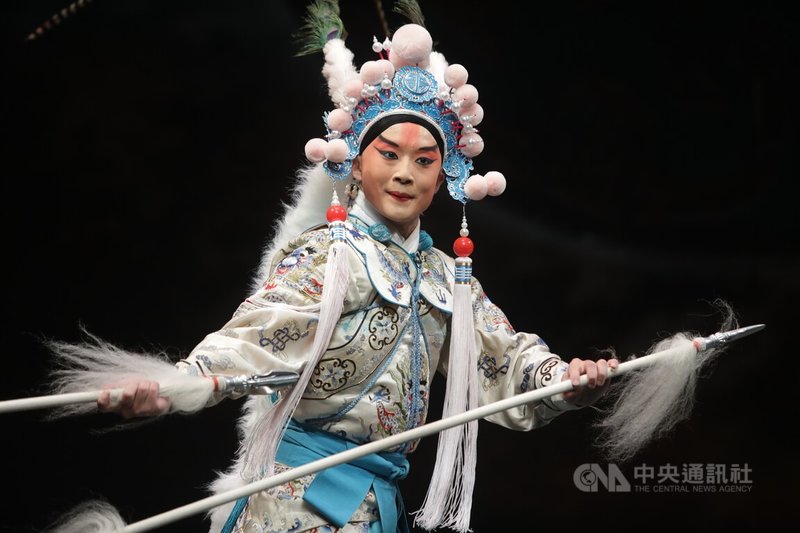 國光劇團首度赴馬來西亞巡演12日晚間登場，折子戲「雙槍陸文龍」描述陸文龍的16歲少年身世困惑。中央社記者黃自強吉隆坡攝  113年7月12日