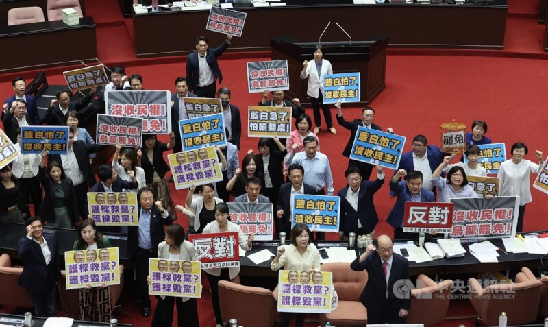 立法院會12日針對選罷法逕付二讀進行表決，民進黨立委在議場舉牌，不斷高喊「反對鳥籠罷免、反對沒收民權、反對逕付二讀」。中央社記者趙世勳攝　113年7月12日