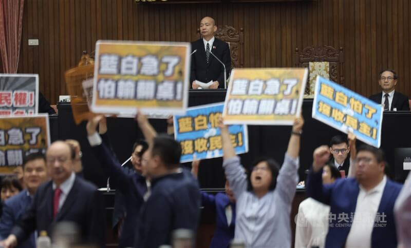 立法院會12日處理選罷法草案時，民進黨團表達反對、要求退回程序委員會，國民黨團則提議逕付二讀，雙方為此上演表決戰。圖為立法院長韓國瑜（後中）主持院會情形。中央社記者趙世勳攝　113年7月12日