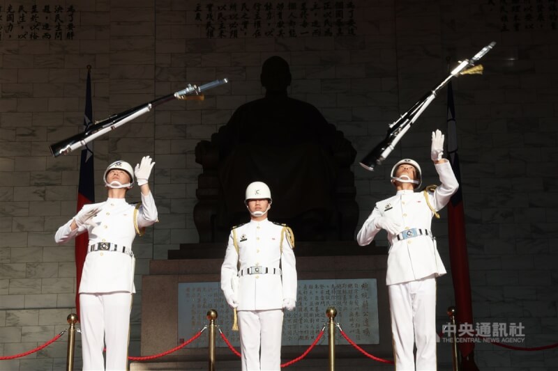 圖為中正紀念堂儀隊操演，拋槍動作吸引民眾目光。（中央社檔案照片）