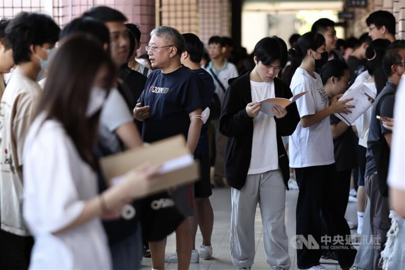 113學年度分科測驗，考生們把握時間做最後的複習。（中央社檔案照片）