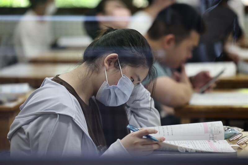 113學年度分科測驗12日舉行第1天考試，考生一早就到台北市西松高中考場準備，做最後的複習，準備應試。 中央社記者翁睿坤攝 113年7月12日