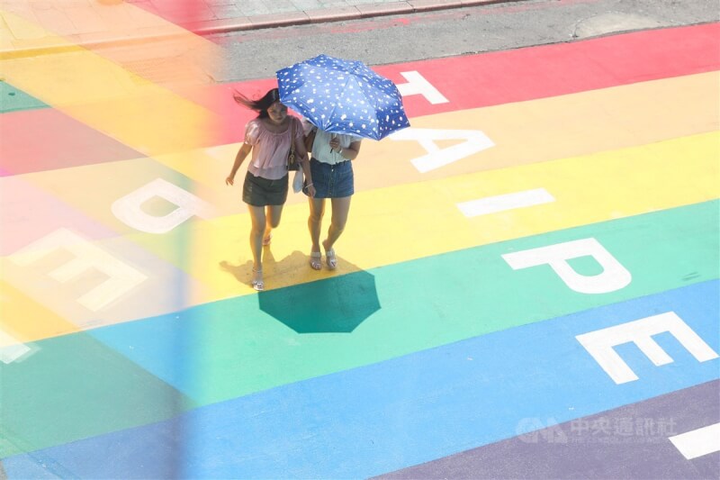 圖為北市西門町逛街民眾撐傘遮陽。（中央社檔案照片）