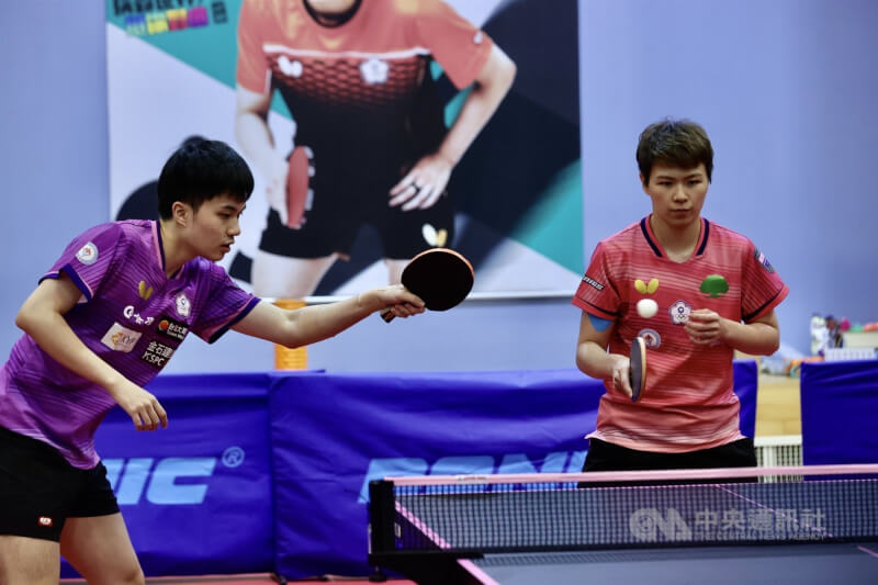 台灣桌球好手陳思羽（右）搭檔林昀儒（左）備戰2024巴黎奧運。（中央社檔案照片）