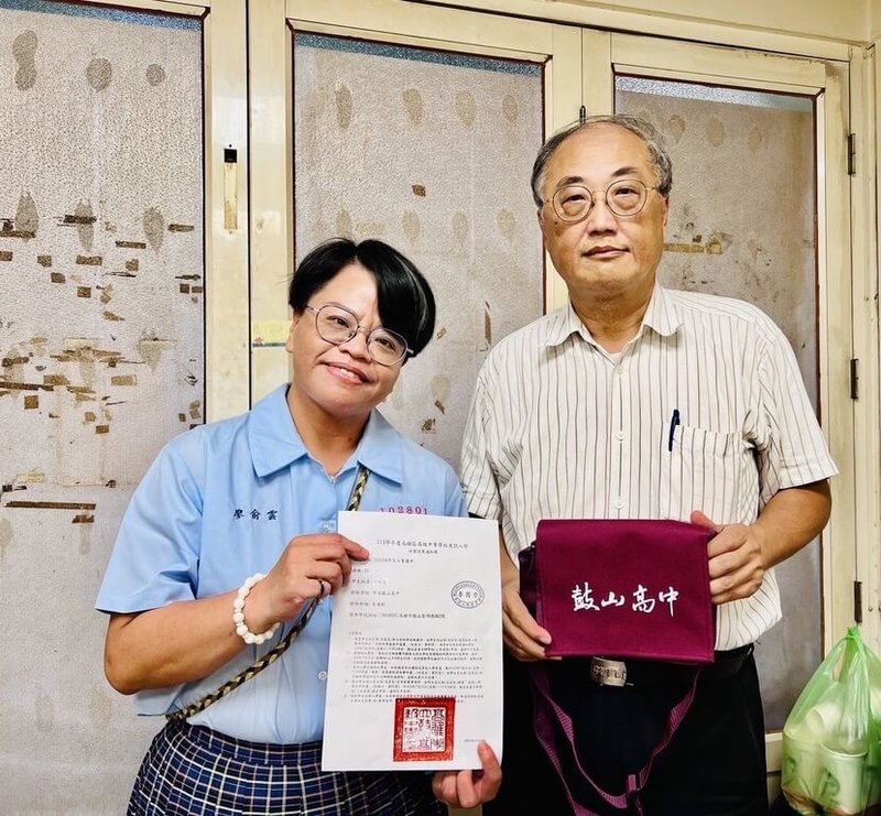 高雄市七賢國中邱姓女畢業生今年考取鼓山高中，日前卻因病辭世。鼓山高中校長廖俞雲（左）11日特地穿上學校制服，帶著邱生的錄取通知單，與七賢國中校長邱元甫（右）前往靈堂弔唁。（鼓山高中提供）中央社記者林巧璉傳真  113年7月12日