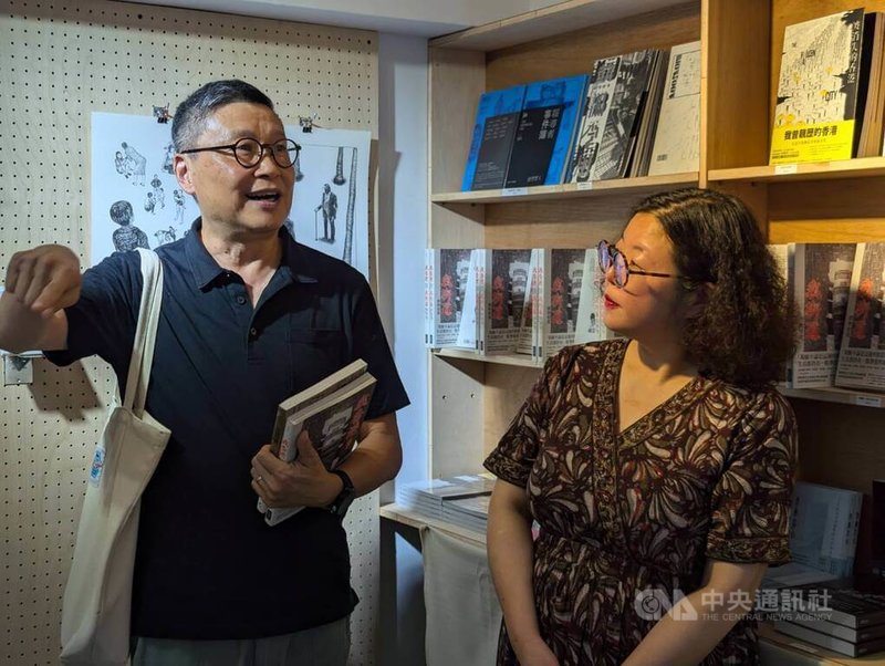 香港占中發起人陳健民(左)12日出席漫畫家柳廣成原畫展開幕時,特別向柳廣成致謝,謝謝他以畫筆重現已經模糊的畫面。右為「我香港,我街道」系列主編鄧小樺。中央社記者王寶兒攝 113年7月13日