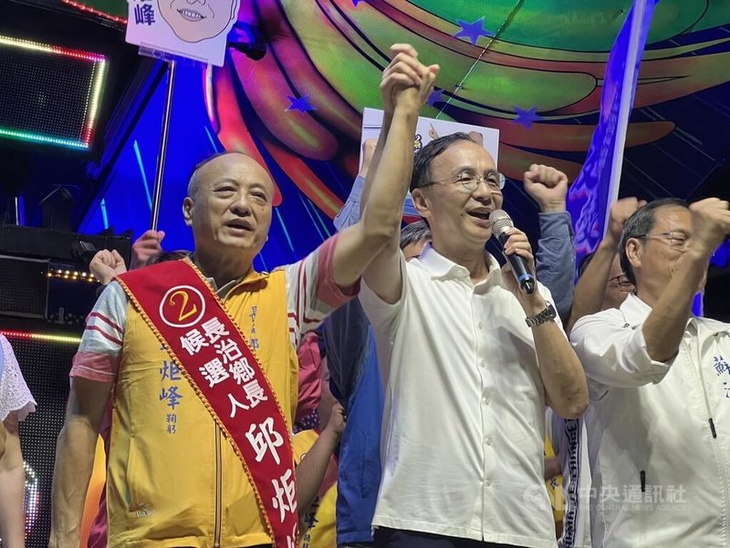 屏東縣長治鄉長補選27日將投票，國民黨籍參選人邱炬峰（左）13日晚間成立競選總部，國民黨主席朱立倫（左2）到場站台，籲請鄉民全力支持。中央社記者李卉婷攝  113年7月13日