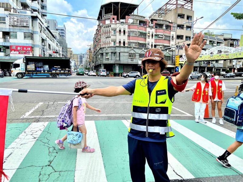 台中市大里區大元國小全校逾1300名學生，每天放學時刻只花7分鐘，特教組長陳建宏（前）設計專屬隊伍安全快速放學方法，熱心投入導護工作，榮獲交通部金安獎績優導護老師表揚。（台中市政府提供）中央社記者郝雪卿傳真 113年7月13日