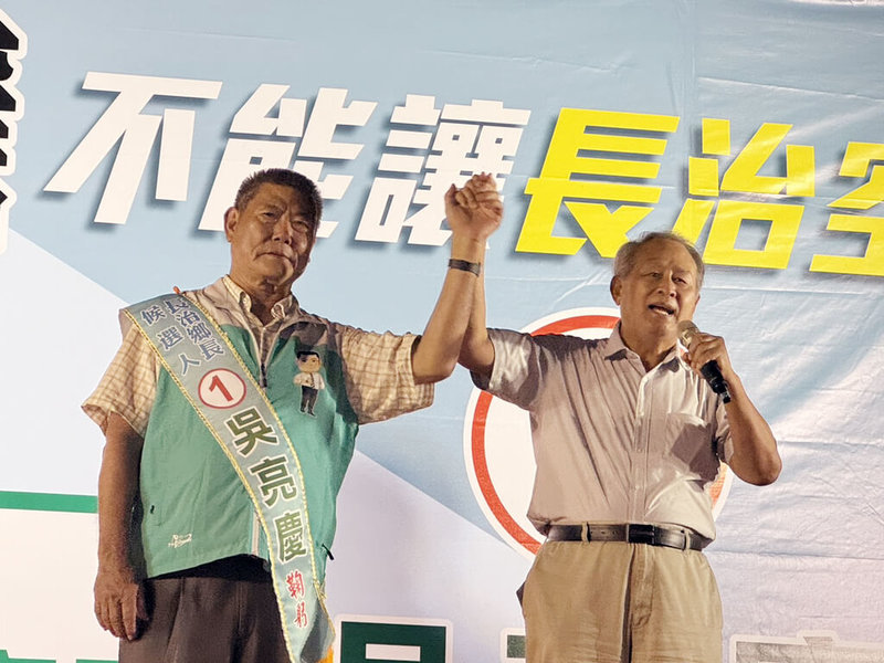 屏東縣長治鄉長補選共有4人角逐，前屏東縣長曹啟鴻（右）13日晚間為無黨籍參選人吳亮慶（左）站台助講，盼鄉親支持。（民眾提供）中央社記者李卉婷傳真  113年7月13日