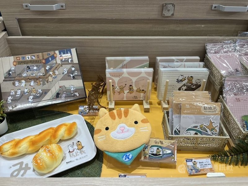 高雄捷運左營站「蜜柑站長專賣店」13日開幕,店內除有明信片、紙膠帶、購物袋、鑰匙圈等文創商品外,也與在地店家共同推出果醬、餅乾等伴手禮。中央社記者林巧璉攝 113年7月13日