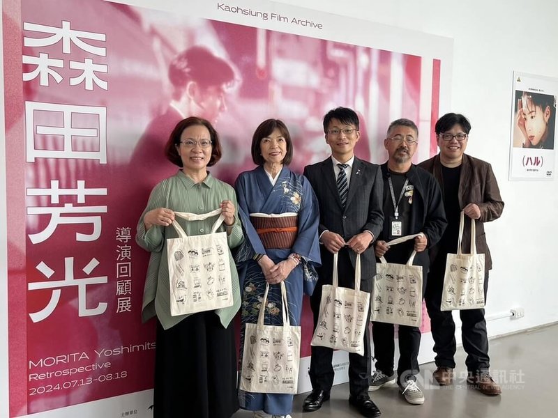 高雄市電影館等合推日本導演森田芳光回顧展,13日起到8月18日播映森田芳光16部經典電影。森田芳光遺孀三澤和子(左2)訪台參與展覽與座談。中央社記者林巧璉攝 113年7月13日