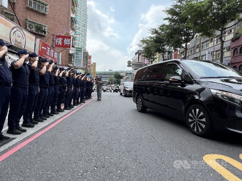 新北市三重警分局厚德派出所28歲黃姓員警13日凌晨執行巡邏勤務時遭逆向汽車撞上，傷重不治。厚德派出所長廖廷浩下午率所內員警在所前向移靈車隊敬禮，高喊「任務結束，一路好走」。中央社記者楊侃儒攝  113年7月13日