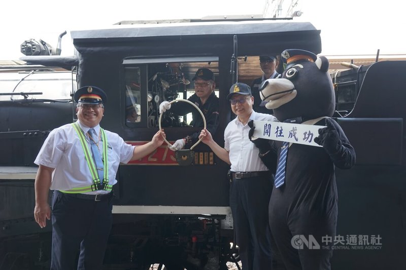 台鐵「仲夏寶島號」由「蒸機女王」CT273蒸汽機車頭附掛莒光號車廂行駛玉里至台東，13日上午在花蓮玉里站啟航，台鐵董事長杜微（前右）出席啟航儀式。中央社記者張祈攝  113年7月13日