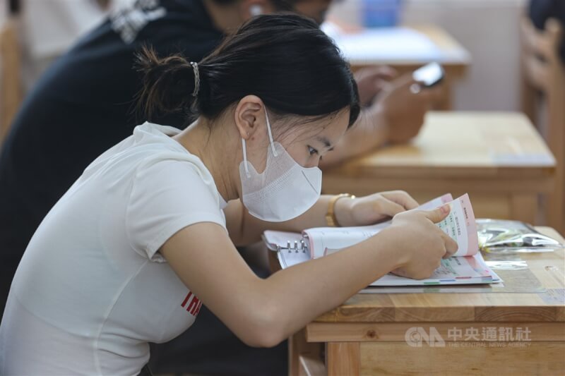 113學年分科測驗訂於7月12日、7月13日舉行，第2天考歷史、地理、公民與社會。台北市建國高中考場13日上午有考生在考場溫書，把握時間做最後溫習。中央社記者鄭清元攝　113年7月13日