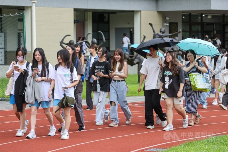 分科測驗13日落幕，考生步出台北市中山女中考場，不少人都帶著笑容。中央社記者鄭清元攝 113年7月13日