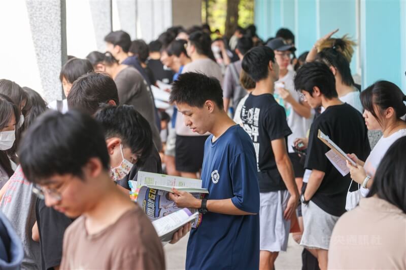 113學年分科測驗13日考歷史、地理、公民與社會科。北市建國高中考場考生做考前最後準備。中央社記者鄭清元攝　113年7月13日