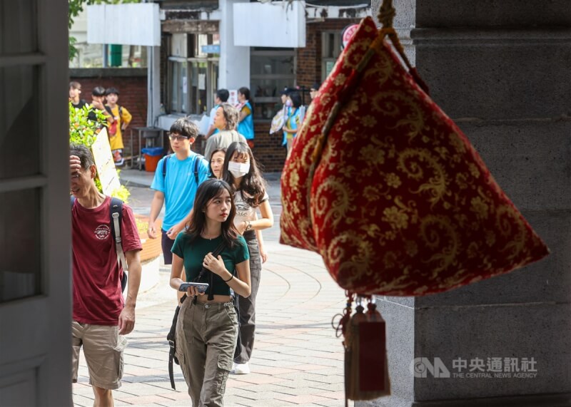 113學年分科測驗12日、13日舉行，第2天考歷史、地理、公民與社會，台北市建國高中考場在入口處掛上一顆大粽子，期許考生們「包中」拚出佳績。中央社記者鄭清元攝　113年7月13日