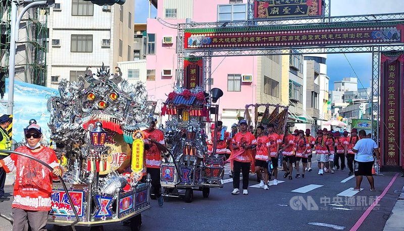 澎湖「紅毛城武聖廟」13日展開40年一次的祈安遶境大典,今年適逢建廟340週年,活動將一連進行至19日止。中央社 113年7月13日