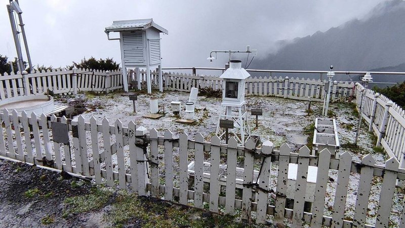 午後對流發展旺盛，除台灣各地出現午後雷陣雨外，根據中央氣象署觀測，13日下午2時10分在玉山也下起冰雹，持續時間約15分鐘。（中央氣象署提供）中央社記者余曉涵傳真 113年7月13日