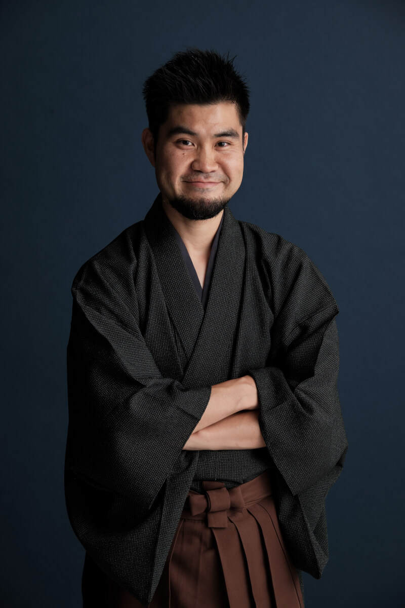 須藤古都離(Photo:Naoto Otsubo/Kodansha Ltd)透過故事提出質疑:雖然社會在追求正確,但若社會本身就不正確的話,該怎麼辦?(悅知文化提供)