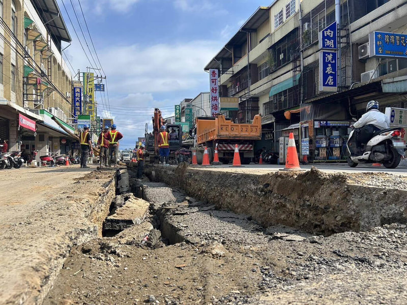 民進黨新竹市議員林盈徹14日指出，內湖路日前突然有工程人員開挖，當地店家與住戶未先接獲通知，造成噪音與通行不便。竹市府表示，這次為台電辦理纜線地下化工程，公路局則接續人行道工程，已協調開工前宣導。（林盈徹提供）中央社記者魯鋼駿傳真 113年7月14日