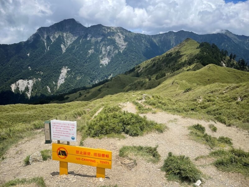 作家劉克襄14日發文指出，在合歡群峰步道上散步，仍遇到餵食嚴重、偷煮麵食等高山公害老問題。（圖取自劉克襄臉書facebook.com）