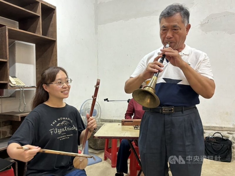 新竹縣田屋北管八音團成員呂佩儒(左)向團長田文光(右)學習客家八音,並協助田屋北管八音團編書「客家八音嗩吶曲集」,透過文字與樂譜,將八音譜的旋律、節奏記錄下來。中央社記者郭宣彣攝 113年7月14日