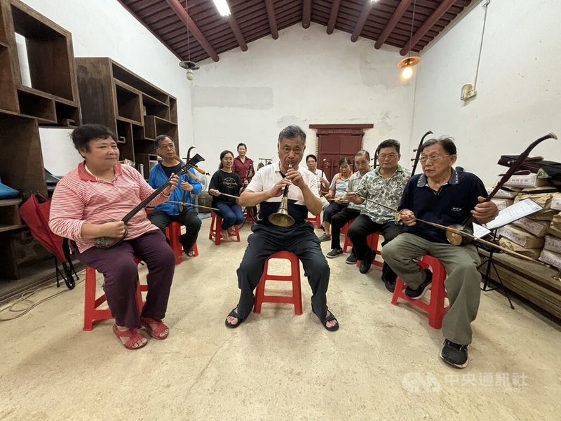 為讓客家八音能持續推廣，新竹縣田屋北管八音團獲文化部補助，於竹北「問禮堂」及「忠孝堂」免費教學，團長田文光（前中）說，團員最長是78歲、最小為25歲。中央社記者郭宣彣攝 113年7月14日