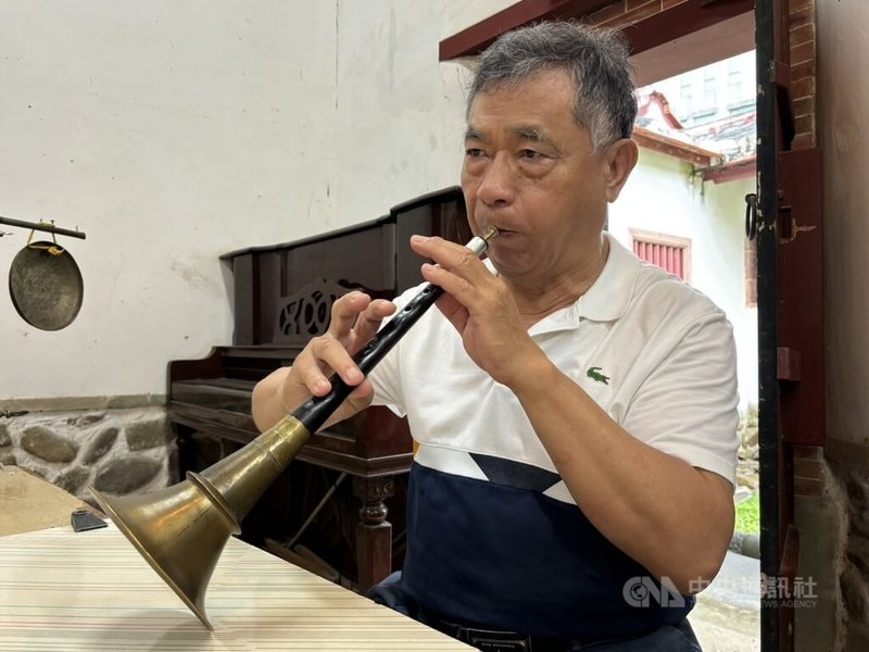 新竹縣田屋北管八音團長田文光擔任嗩吶手,他以嗩吶樂聲模仿不同唱腔,並以鼻吸氣及口吐氣(循環呼吸技巧),讓演奏不因換氣而中斷,技藝高超。中央社記者郭宣彣攝 113年7月14日