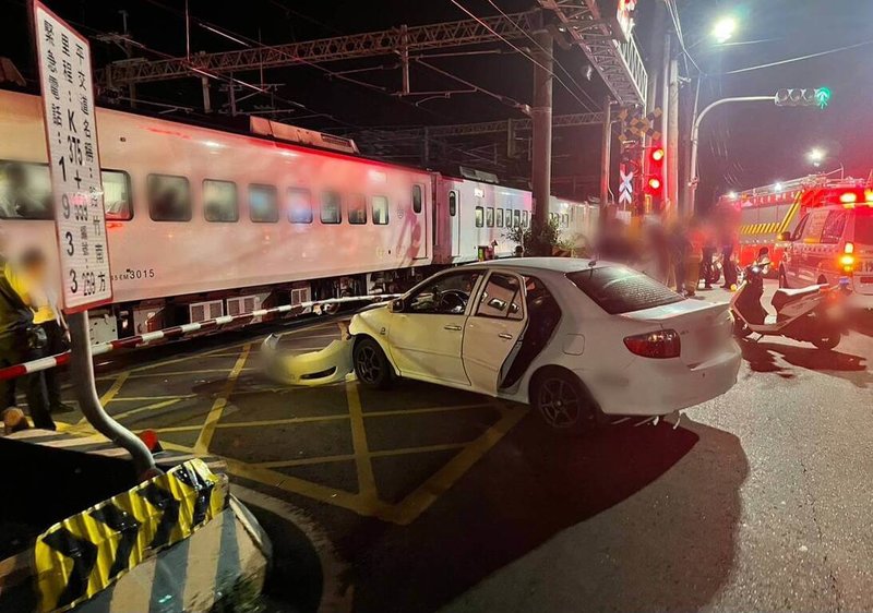 台鐵自強號386班次北上列車13日晚間行駛至高雄路竹新民路與大同路口平交道時，撞到倒車不及的孫姓男子車輛，所幸列車無人受傷。事故影響2905名旅客、列車9班次、延誤75分鐘。（高市湖內警分局提供）中央社記者洪學廣傳真 113年7月13日