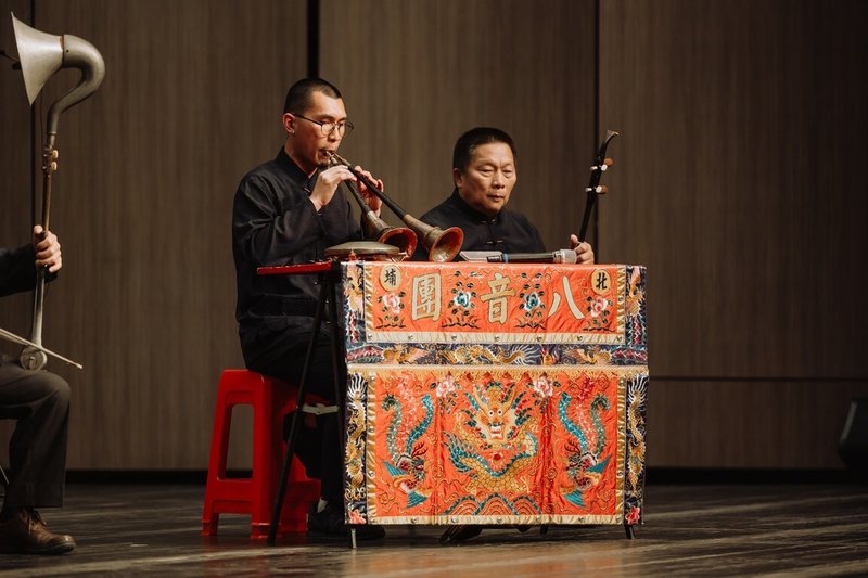 32歲彭峻暘(左)10年前開始學習八音的吹拉演奏,並成立北埔八音團,如今吹奏嗩吶技藝高超,還可同時演奏2把嗩吶。(彭峻暘提供)中央社記者郭宣彣傳真 113年7月14日