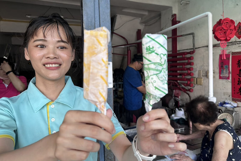 台南山上花園水道博物館首次推出暑期營隊課程「遊山玩水夏季探索營」，與在地社區合作，行程中帶民眾品嚐有名的古早枝仔冰。（台南市文化局提供）中央社記者楊思瑞台南傳真  113年7月14日