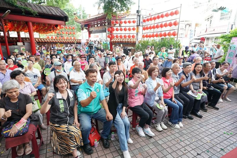 民進黨台中市議員陳俞融（前左5）14日前往北區賴村育德福德祠，舉辦「反濫權護民主」說明會，吸引許多支持民眾到場聲援。（陳俞融服務處提供）中央社記者蘇木春傳真  113年7月14日