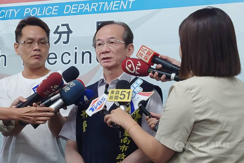 台南市警察局刑事警察大隊長張文源（中）14日針對南市區漁會理事長林士傑遭槍殺案表示，12日依遺留於涉案車輛內口罩跡證帶回張姓男子，檢方複訊後認為沒有明確事證飭回，警方仍針對其他跡證追查中。中央社記者楊思瑞攝 113年7月14日