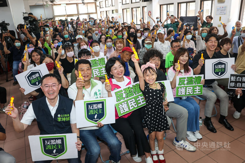 民進黨立委李坤城（前左1）14日上午在新北市三重區舉行「反濫權護民主」宣講活動，民進黨立委蘇巧慧（前左3）、沈伯洋（前左5）、郭昱晴（前左6）等出席支持。中央社記者吳家昇攝  113年7月14日