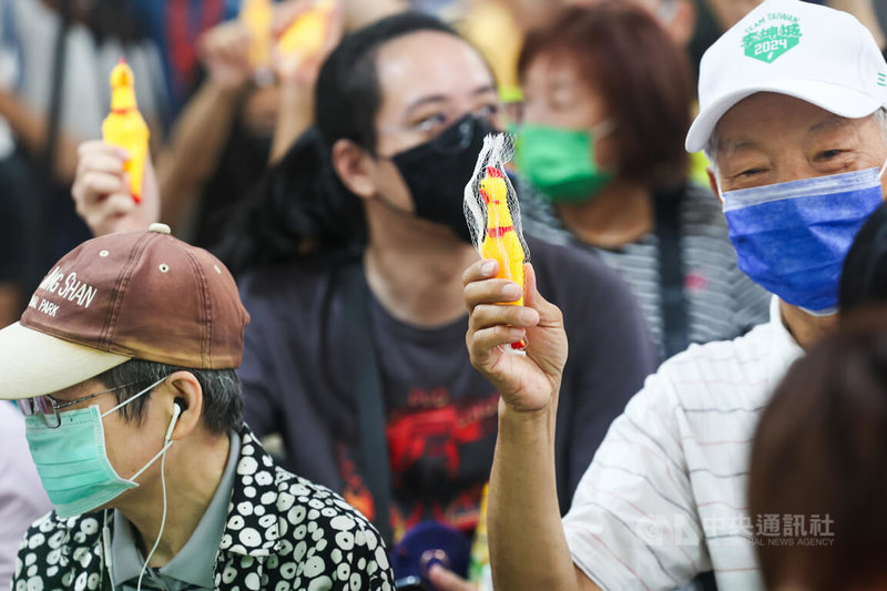 民進黨立委李坤城14日在新北市三重區舉行「反濫權護民主」宣講活動，民眾手持「尖叫雞」表達立場。中央社記者吳家昇攝  113年7月14日