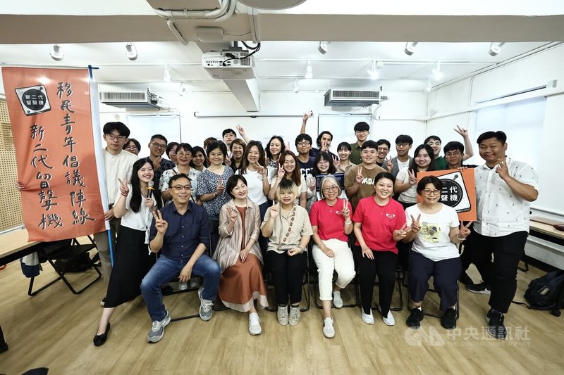 台灣移民青年倡議陣線協會14日在台北正式成立,盼促進移民青年力量凝聚,南洋台灣姊妹會理事長洪滿枝(前排右2)等人出席並合影。中央社記者翁睿坤攝 113年7月14日