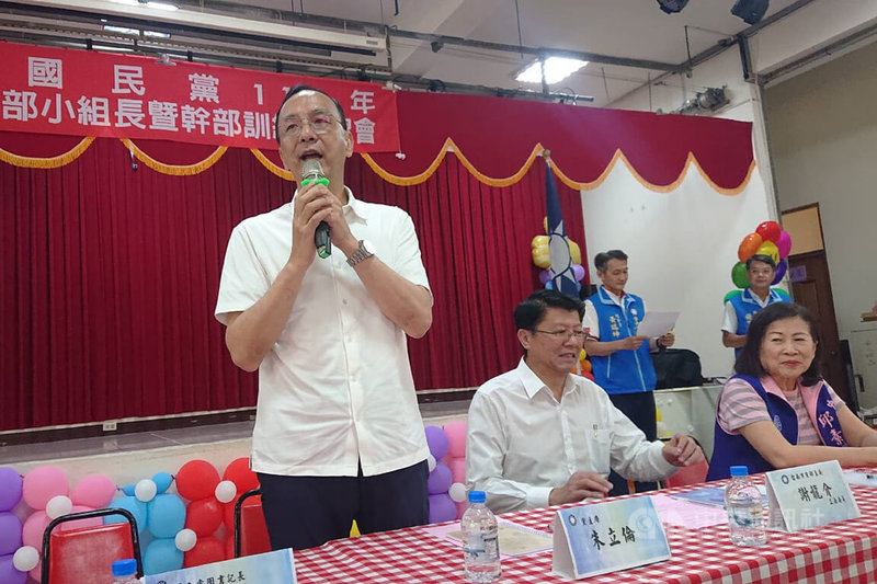 國民黨台南市黨部14日在北區振興里活動中心舉辦「第3波民主改革－國會改革說明會」，國民黨主席朱立倫（前左）等人出席宣講。中央社記者楊思瑞攝  113年7月14日