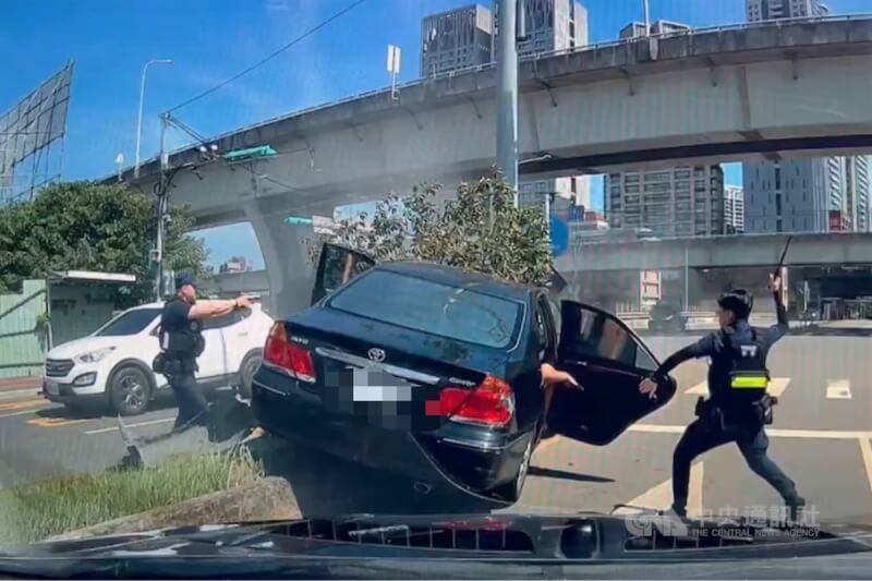 桃園市警局龜山分局員警14日巡邏時，發現20歲林姓男子駕駛車輛的車牌與車身不符，立即鳴笛示意停車受檢，但林男拒檢並加速逃逸，最後失控自撞安全島，員警對空開槍並喝令趴下加以逮捕。（翻攝照片）中央社記者吳睿騏桃園傳真 113年7月14日