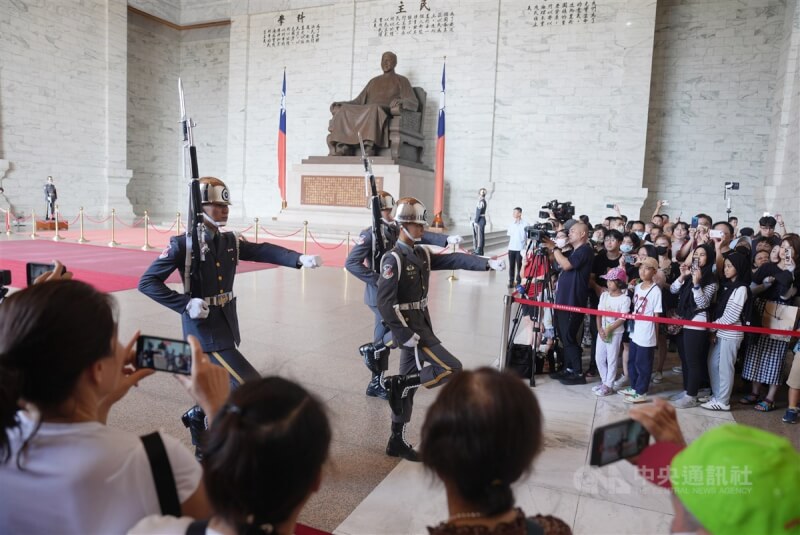 為落實轉型正義，國軍儀隊訓練展示15日起將移出中正紀念堂蔣介石銅像大廳，並移至民主大道實施，即便14日下午天氣炎熱，仍有各國旅客到場，一睹國軍儀隊的最後訓練展示。中央社記者徐肇昌攝 113年7月14日