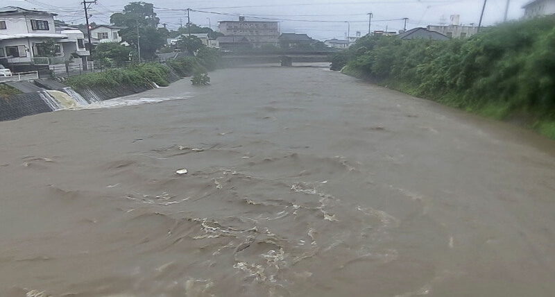 日本九州14日受梅雨鋒面滯留影響出現激烈降雨，長崎縣五島市河川水位上升。（共同社）