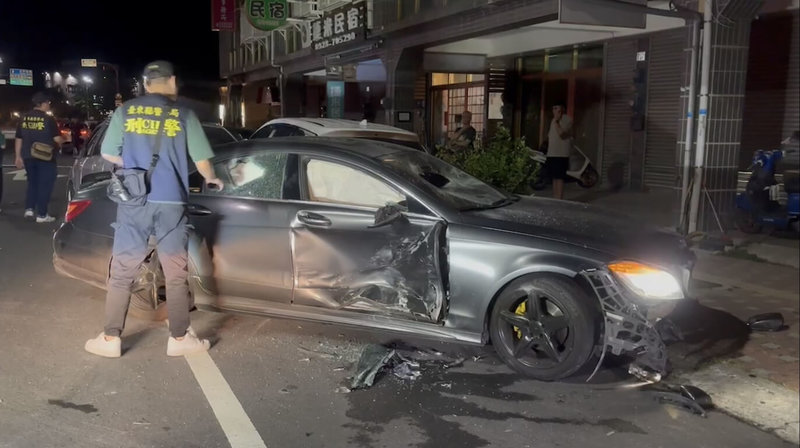 台東市連航路13日晚間發生車輛高速追撞衝突，警方獲報到場，發現1輛黑色自小客車遭人衝撞毀損，員警立即壓制逮捕2名男子，經查雙方有債務糾紛，已掌握其他涉嫌人的身分深入查辦。（民眾提供）中央社記者李先鳳傳真 113年7月14日