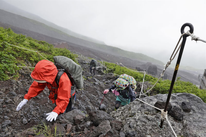 日本富士山登山季，1日民眾從富士山的山梨縣側登山步道攀登。（共同社）