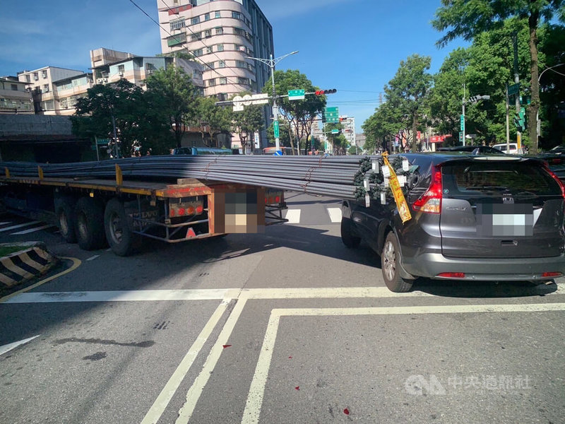 新北市土城區日前有曳引車裝載過長鋼筋行經金城、千歲路口，疑似迴轉時鋼筋刮到一旁停等紅燈汽車，嚇壞汽車駕駛，警方獲報立即到場處理。（翻攝照片）中央社記者王鴻國傳真  113年7月15日