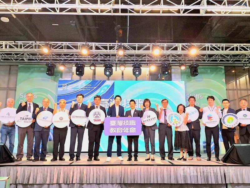  2024台灣技職教育年會15日在台北登場，主題為「Skills Can Help！技職力．台灣永續力」，聚焦AI、雙語、永續等面向；總統府副祕書長何志偉（中）出席。中央社記者許秩維攝  113年7月15日